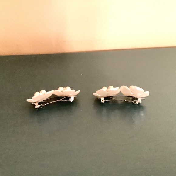 Set of 2 medium pearl flower French barrettes - Picture 2 of 7